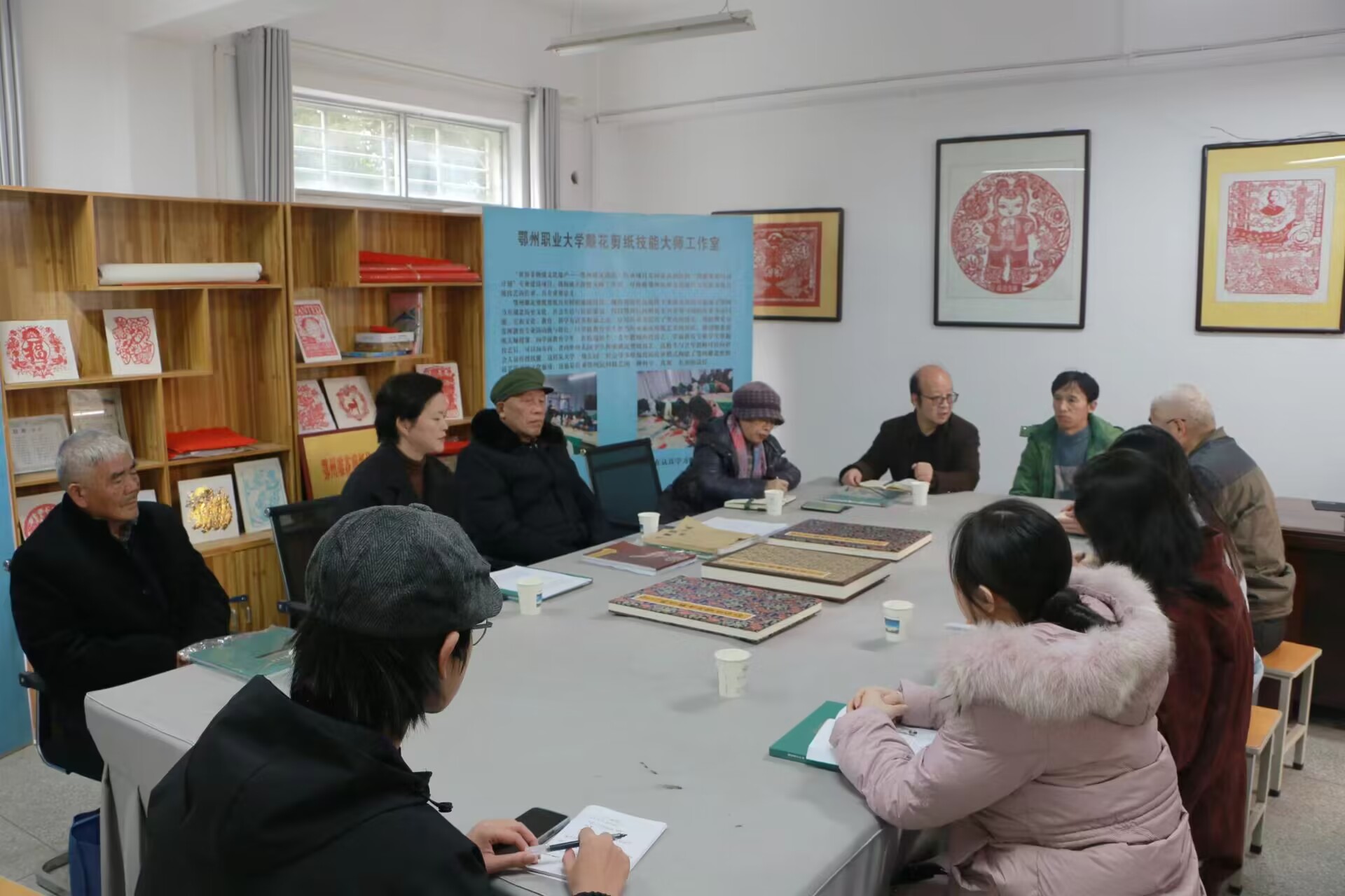 鄂州雕花剪纸专题研讨会在我院大师工作室举行