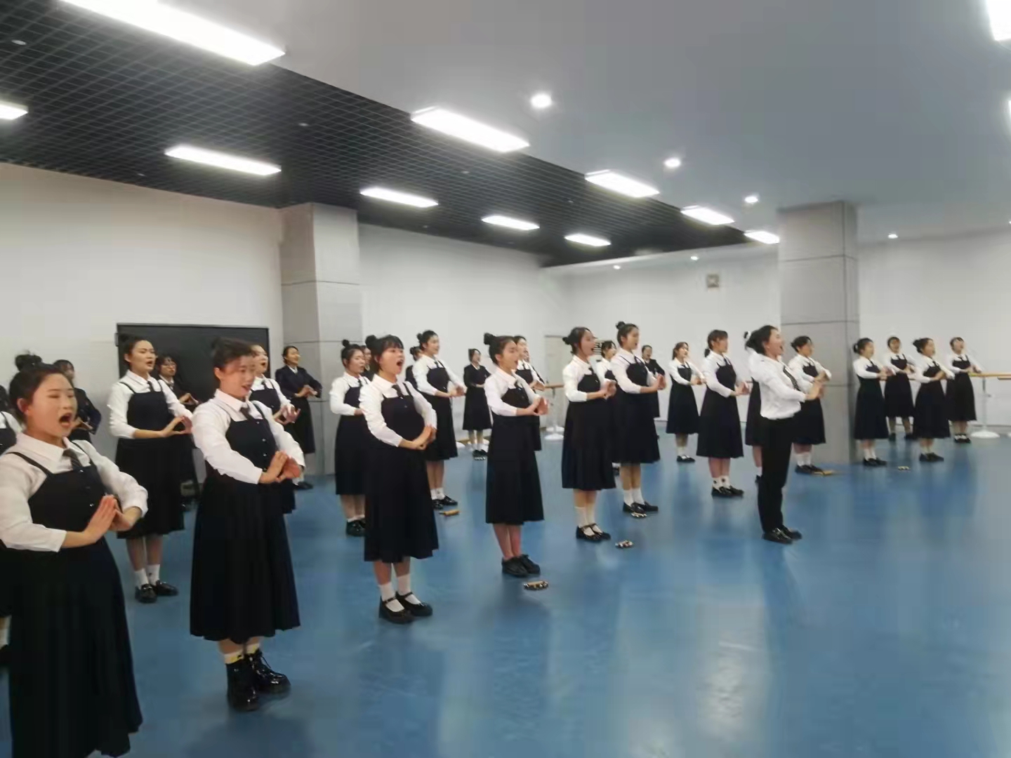 青春活力有梦想！鄂州职业大学教育与管理学院合唱团放歌