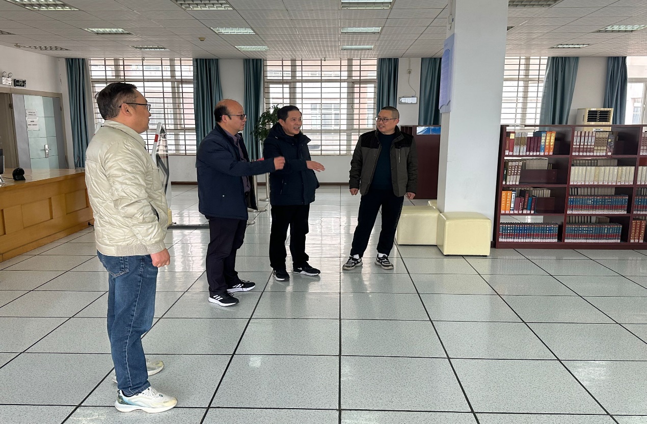 校领导深入图书馆调研指导工作