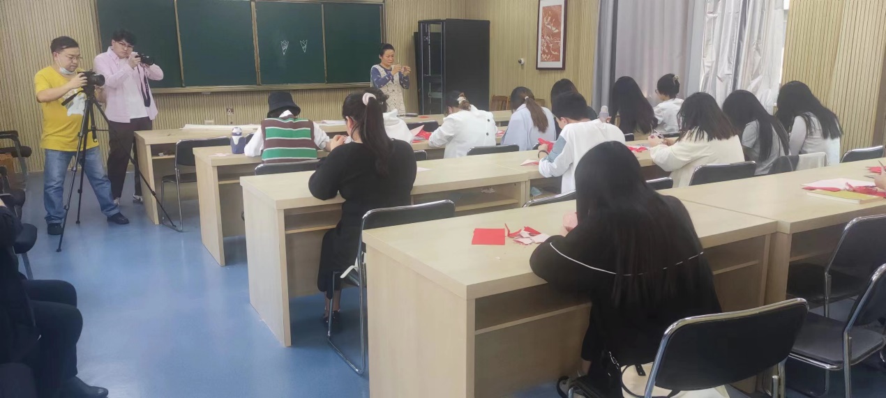 鄂州市“非遗进校园”专题片在我校教育管理学院雕花剪纸大师工作室拍摄取景