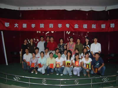 获奖学生与领导合影